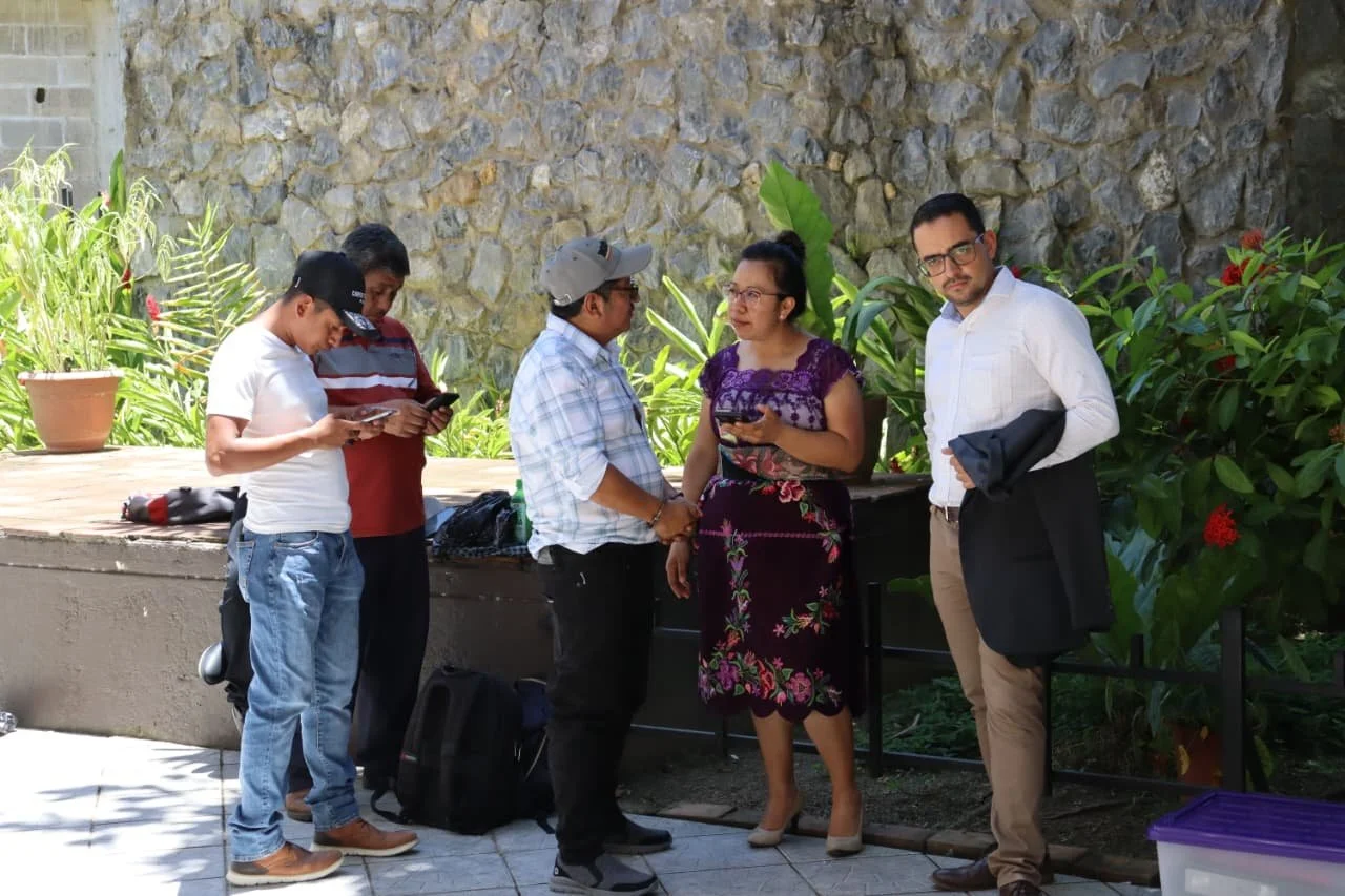   Leocadio Juracán y sus abogados afuera del Juzgado en Puerto Barrios, Izabal. Foto Juan Bautista Xol 